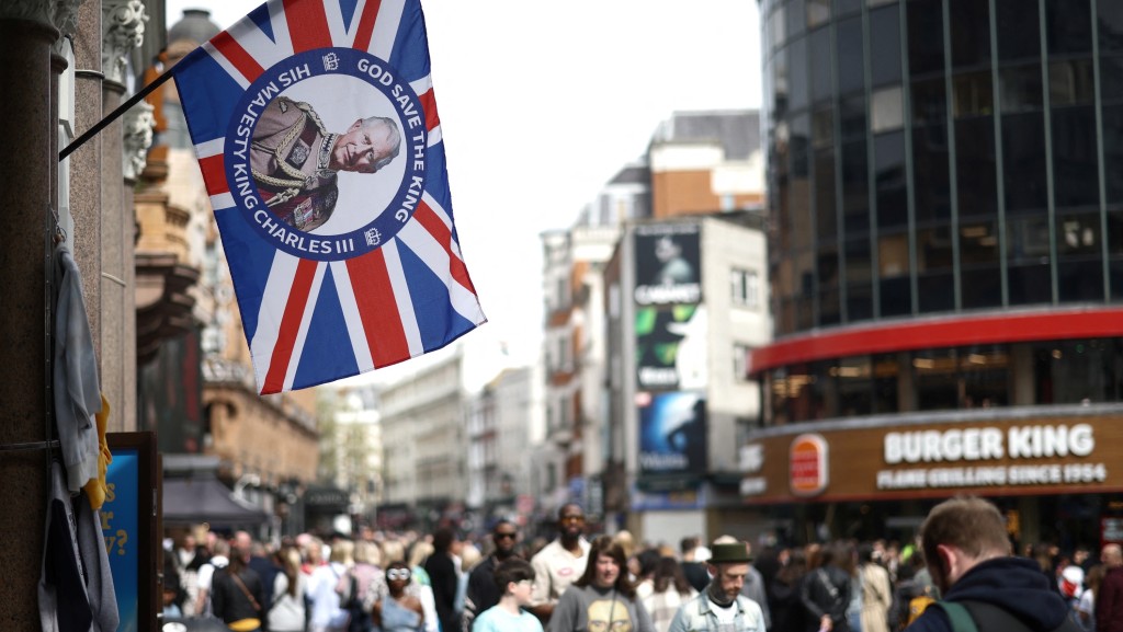 倫敦一家店舖外插上英王查理斯三世登基紀念旗。 路透社
