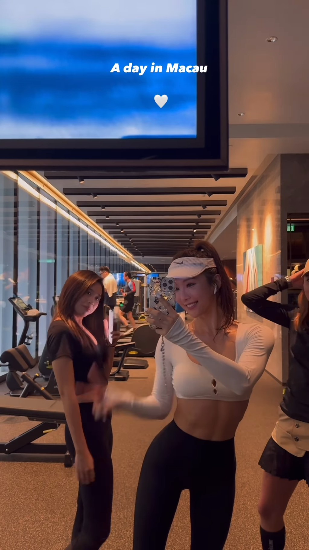 她们入住酒店后，便到健身室做运动，穿上贴身长袖露腰bra top的Dada，大晒魔鬼身材。