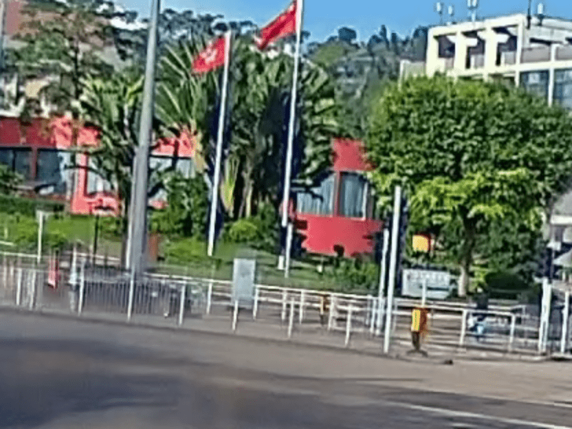 黑色私家車由天城路轉入。 黑色私家車由天城路轉入。