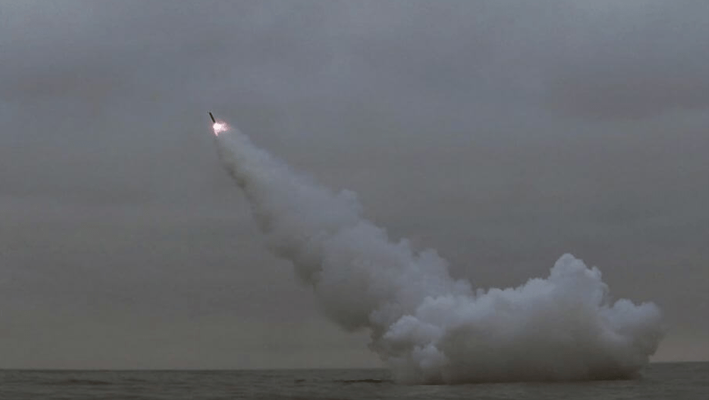 北韓中央通信社報道，北韓12日從一艘潛艇上試射兩枚戰略巡航導彈。AP/朝中社