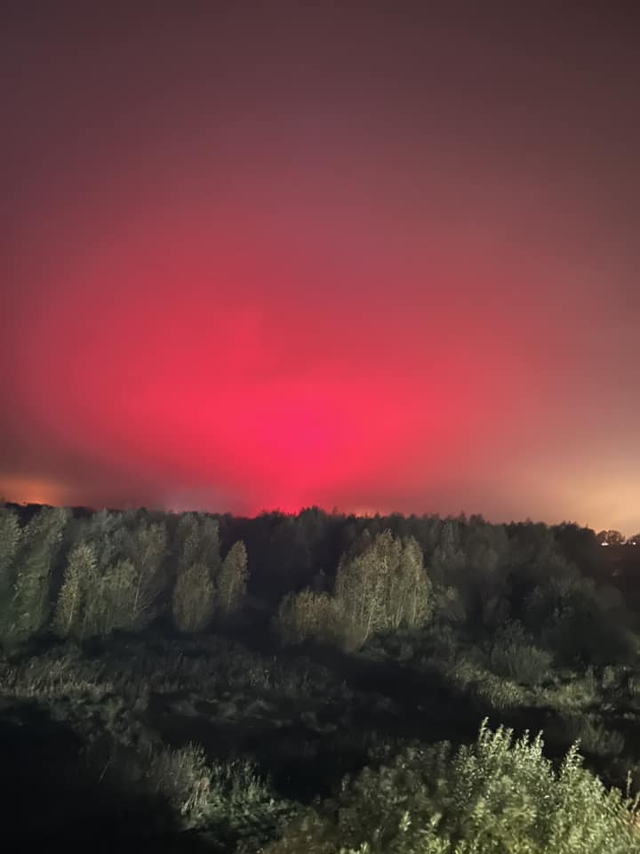 夜空中出現紅光。Facebook群組Stunning Suffolk圖片