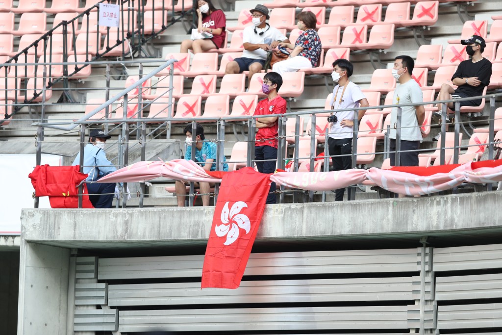 有香港球迷亲身入场，并高挂区旗为球员打气。 香港足总图片