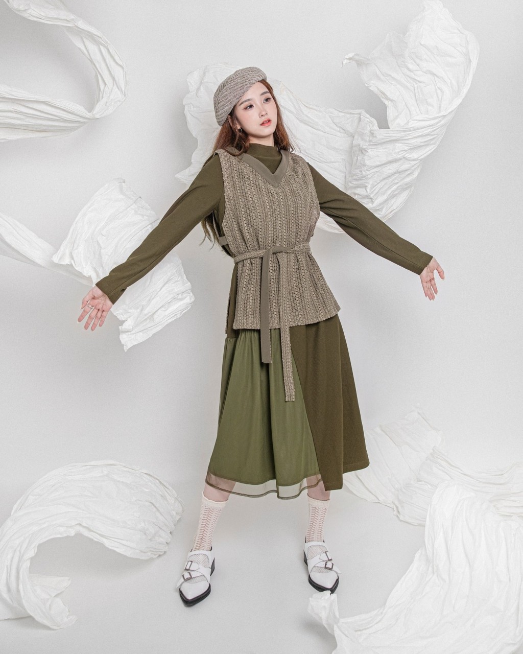 Rococo品牌自1996年創立至今，設計風格主要以獨特、簡約及自然為出發點，着重剪裁與質素。圖為背心連高領拼幅細節連身裙/$1,150。（圖片來源：品牌Facebook）