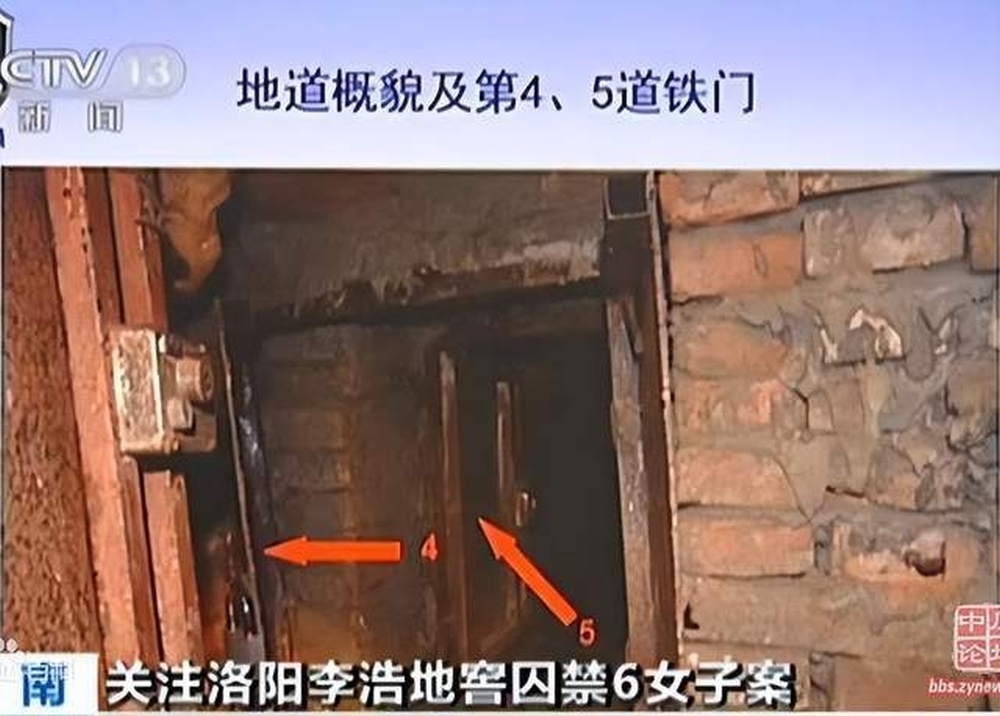 地窖設有6道鐵門(圖為其中2道)。 央視截圖 地窖設有6道鐵門(圖為其中2道)。 央視截圖