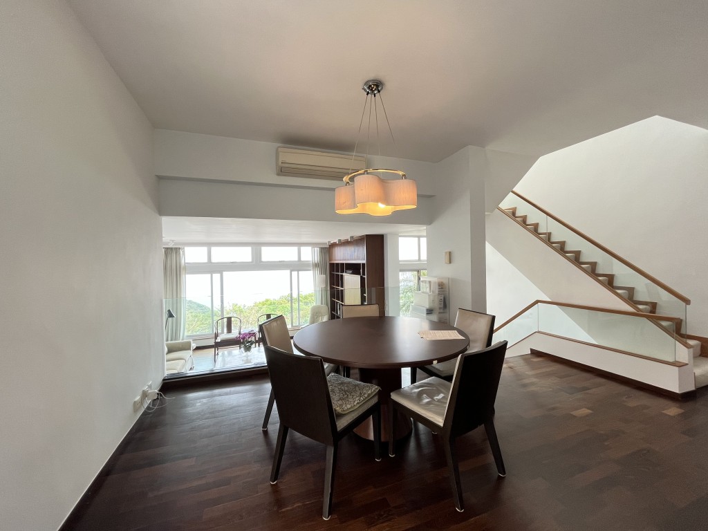 客飯廳空間分明，選用白色和少量木製傢俬來凸顯空間感。