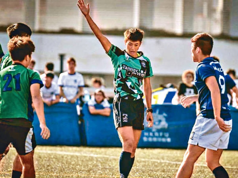 香港欖球名將潘栢茵（中）退役後改當球證，繼續貢獻欖球界。受訪者提供