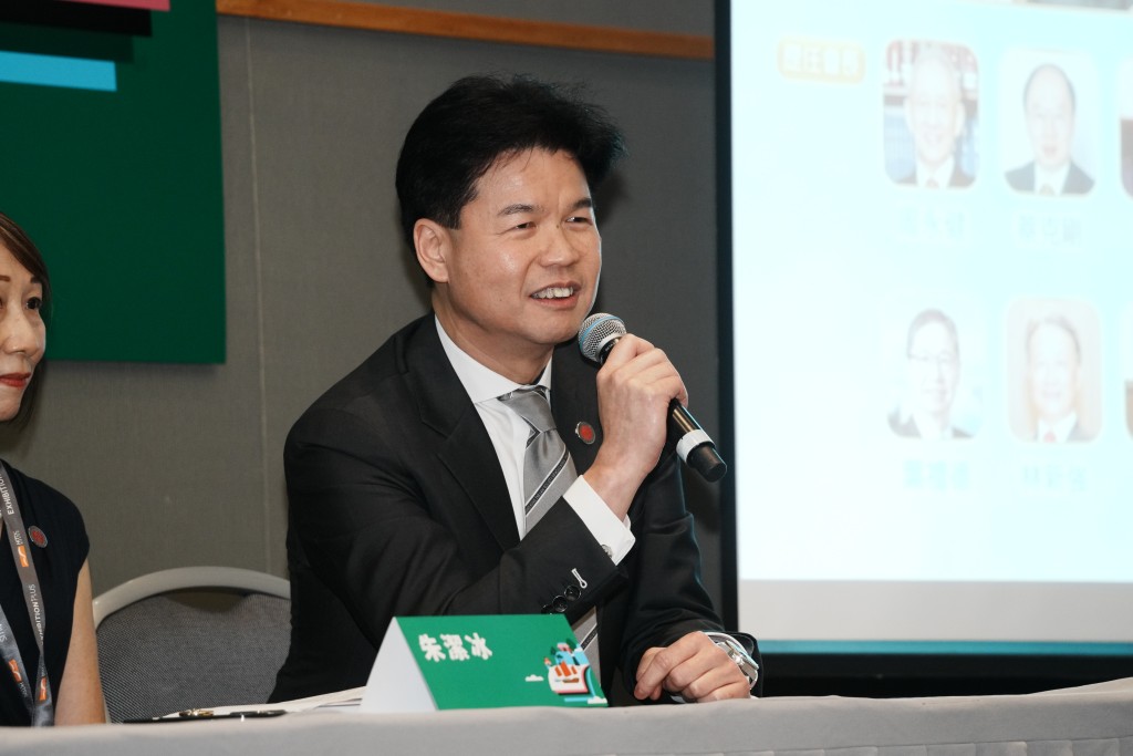 現任會長湯文龍強調,律師的價值在於專業判斷,誠信操守,而香港律師會,將繼續支援會員面對時代轉變。 現任會長湯文龍強調,律師的價值在於專業判斷,誠信操守,而香港律師會,將繼續支援會員面對時代轉變。
