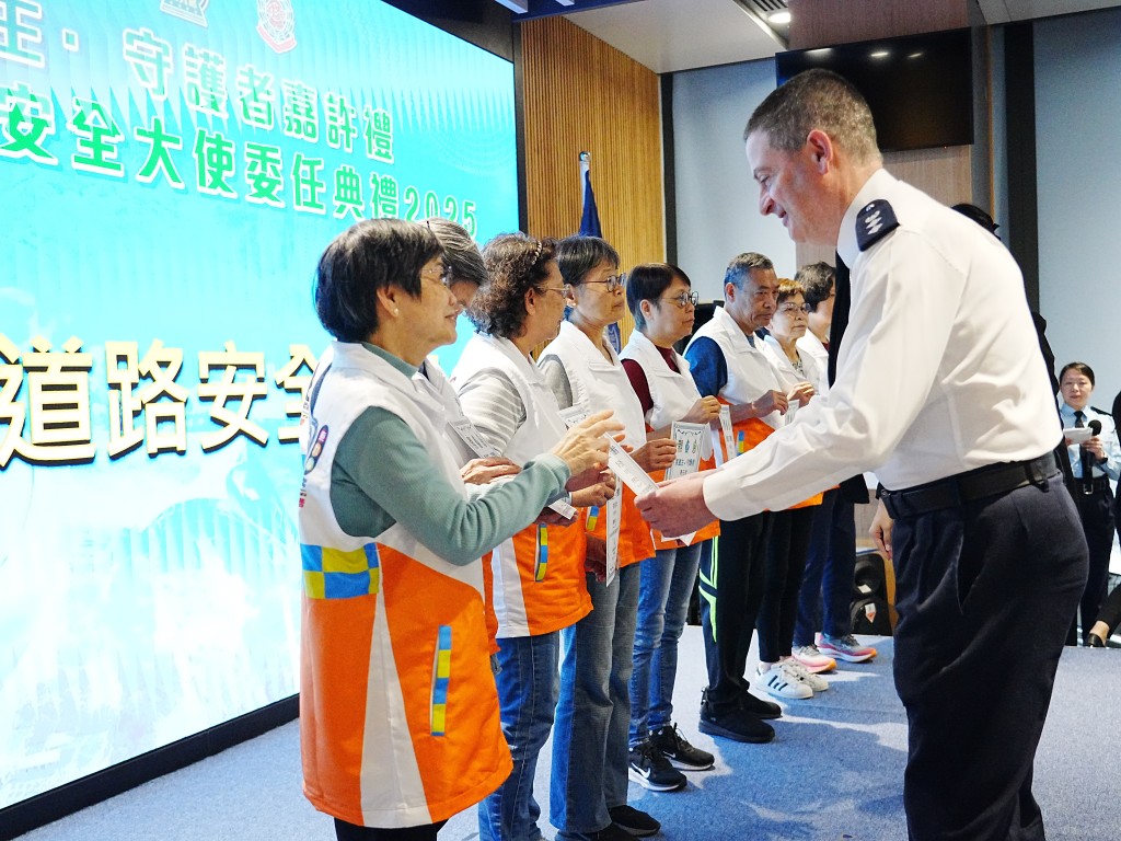  東九龍總區副指揮官顏鐵誠頒委任狀。警方提供
