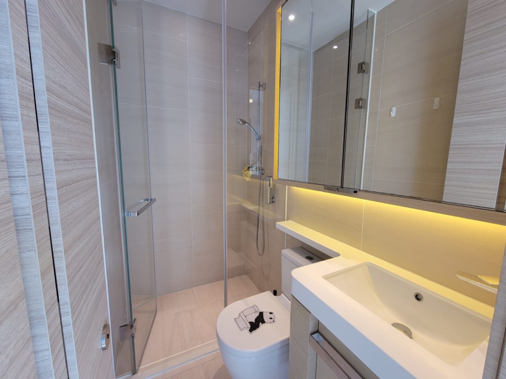 浴室有大鏡櫃，增加儲物空間。