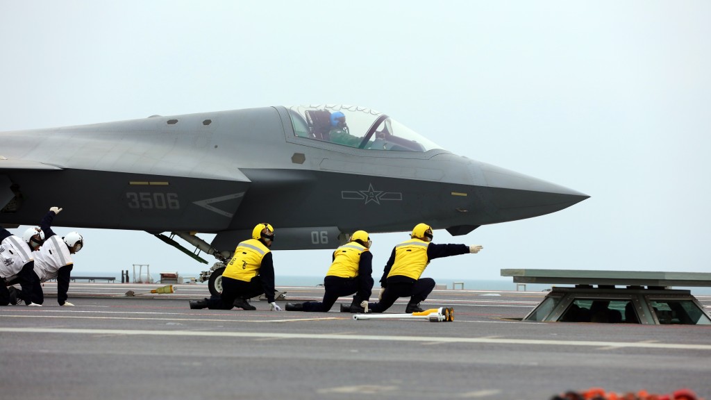 殲-35艦載戰鬥機在福建艦上電磁彈射起飛,起飛助理做出放飛手勢。 新華社 殲-35艦載戰鬥機在福建艦上電磁彈射起飛,起飛助理做出放飛手勢。 新華社