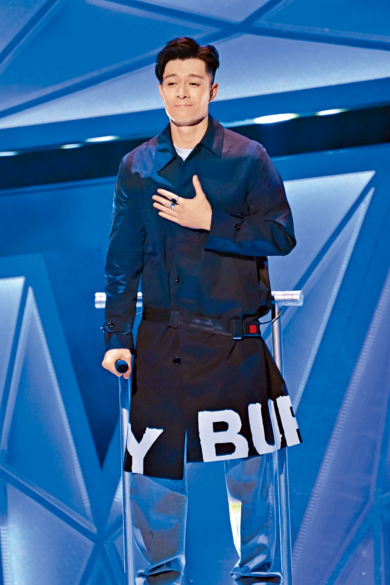 周柏豪原本就畏高,在半空等候時嚇到面青,下降時更拍心口定驚。