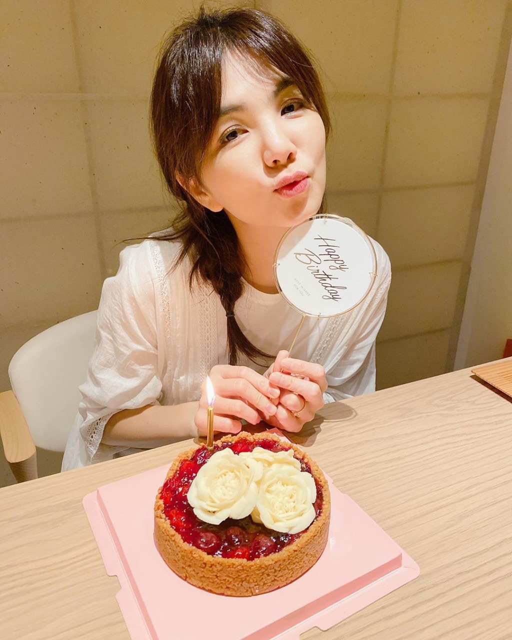 晚上Ella就與好姊妹相聚。