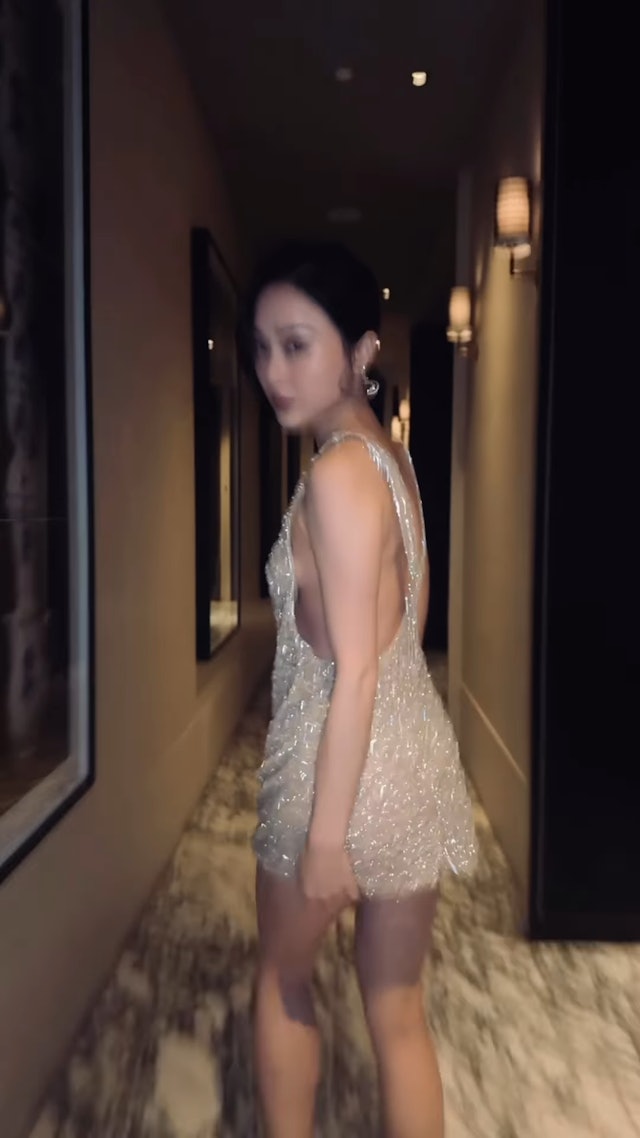 邵初擺出不同的誘人姿勢大晒白滑美腿同曼妙身材,盡現性感自信的一面。 邵初擺出不同的誘人姿勢大晒白滑美腿同曼妙身材,盡現性感自信的一面。