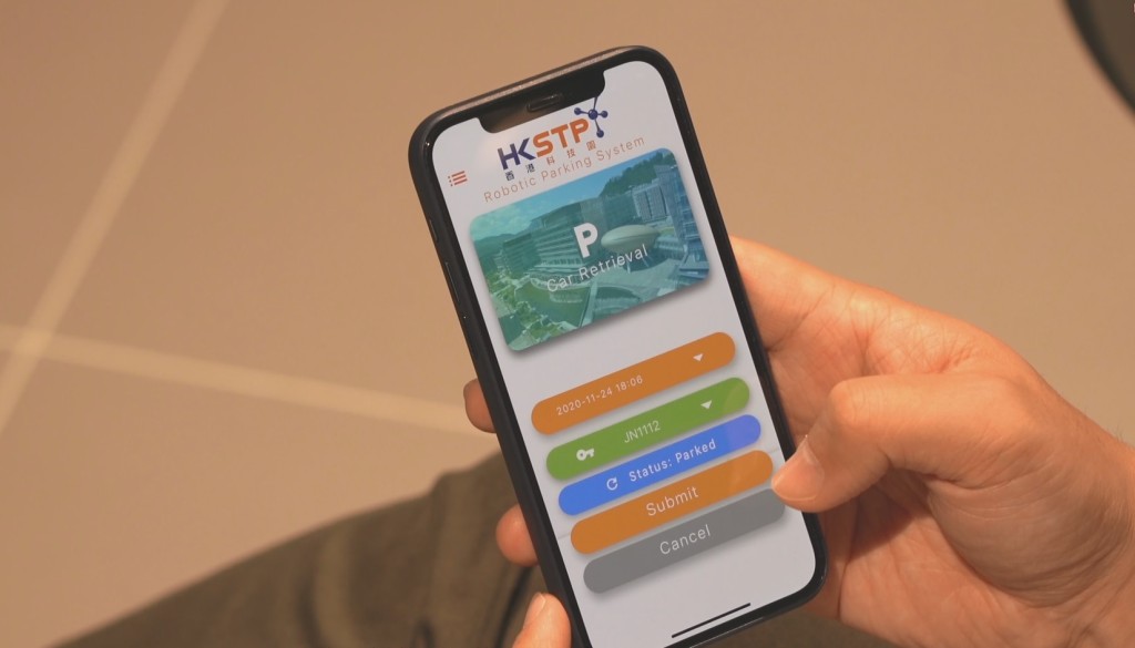 駕駛者可透過「智動泊」手機應用程式預約取車、查看泊位數量及其車輛狀況。 駕駛者可透過「智動泊」手機應用程式預約取車、查看泊位數量及其車輛狀況。