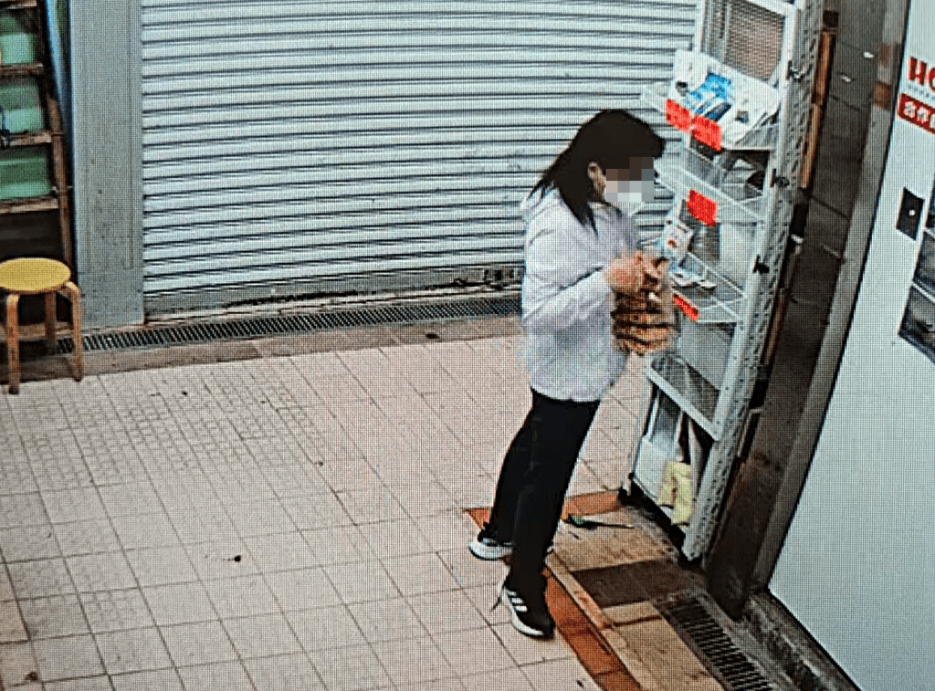 另一女街坊取走多包貨物。fb：新大圍聯盟