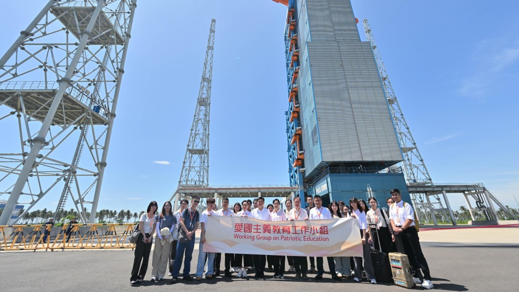 愛國主義教育工作小組組長陳清霞、委員、新聞處處長謝振中以及一眾香港新聞界代表在海南商業航天發射場合照。政府新聞處