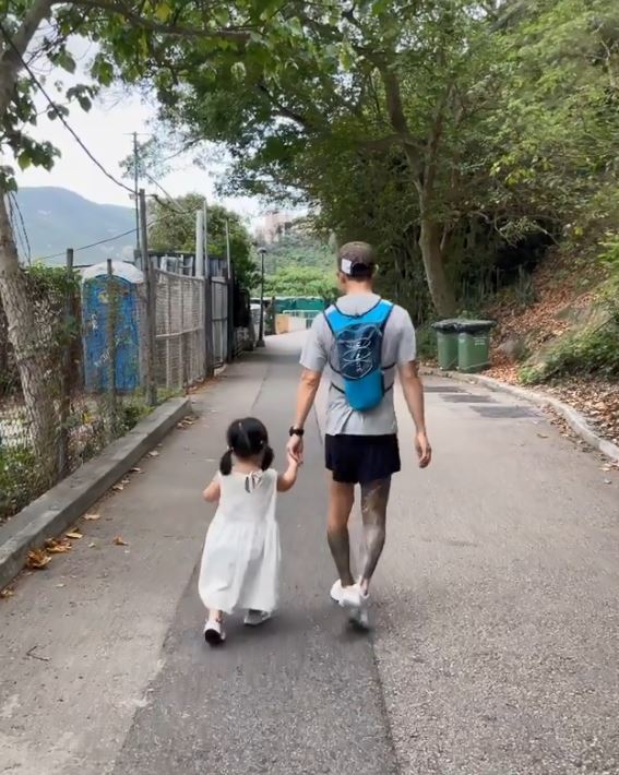 爸爸拖住Lucy郊遊。