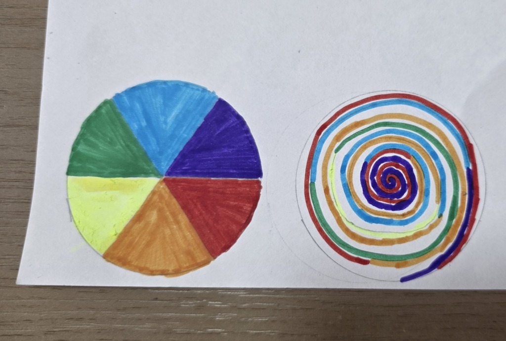 步驟1:用圓規在紙皮及白紙上畫上同樣大小的圓形,再用剪刀剪出。在兩張白紙圓形上分別畫上喜愛的圖案,然後用漿糊筆貼在紙皮的兩面。(圖片來源:工程師媽媽Yanny) 步驟1:用圓規在紙皮及白紙上畫上同樣大小的圓形,再用剪刀剪出。在兩張白紙圓形上分別畫上喜愛的圖案,然後用漿糊筆貼在紙皮的兩面。(圖片來源:工程師媽媽Yanny)