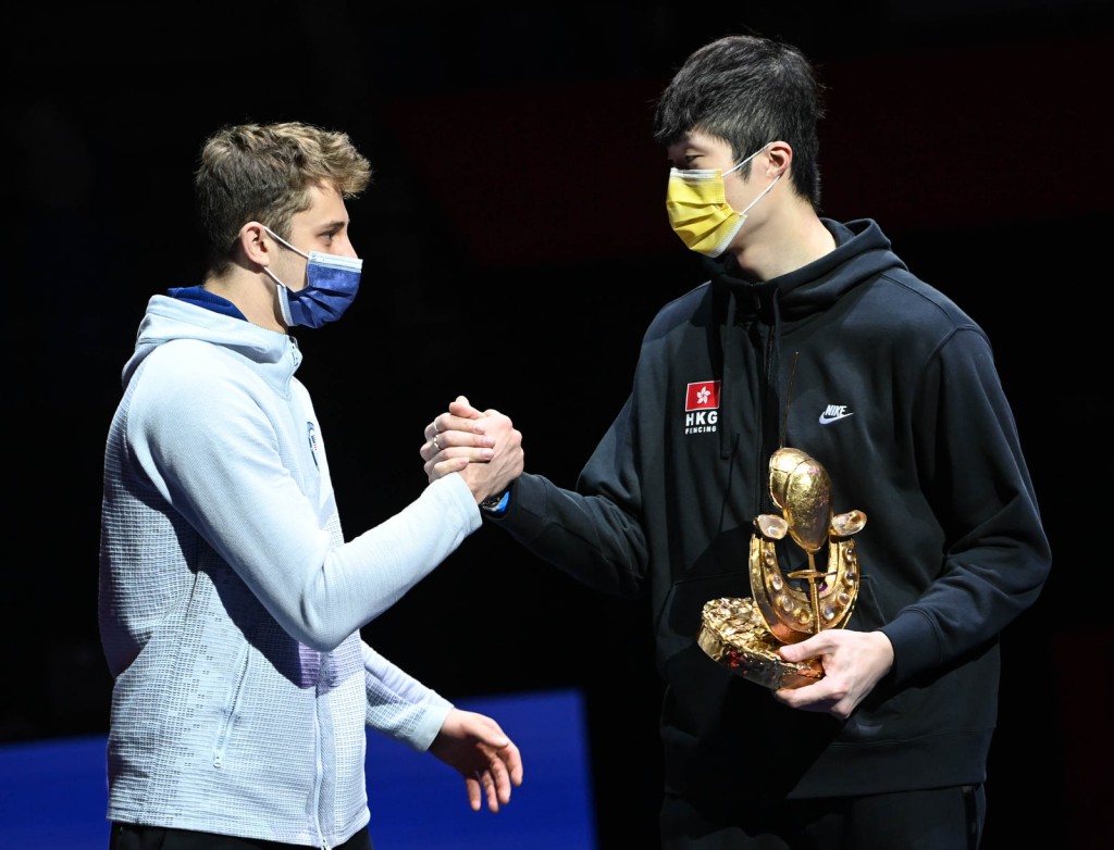張家朗(右)獲上屆個人賽為美國奪標的伊堅傳承獎盃。國際劍聯Facebook圖片