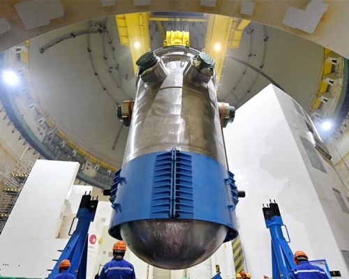 「華龍一號」的壓力容器昨日順利吊裝入核反應堆。網圖