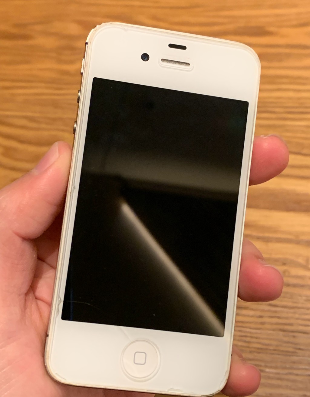 iPhone 4S再次爆紅，有網民分享自己的珍藏舊機。微博@煥彬