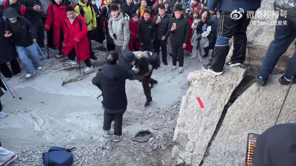 泰山游客为“争位”睇日出大打出手，场面失控。