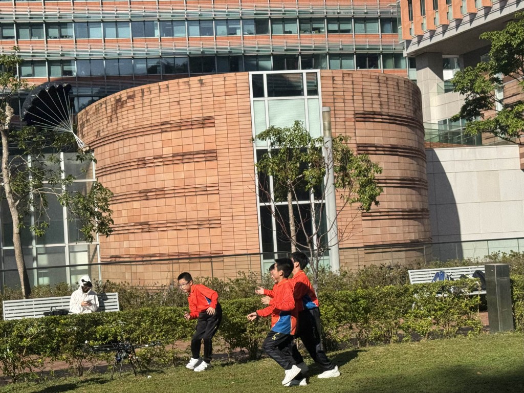 卫星平安落地，四位学生兴奋地冲上前查看成果，脸上尽是难以掩饰的喜悦与成就感。（图片来源：《亲子王》）