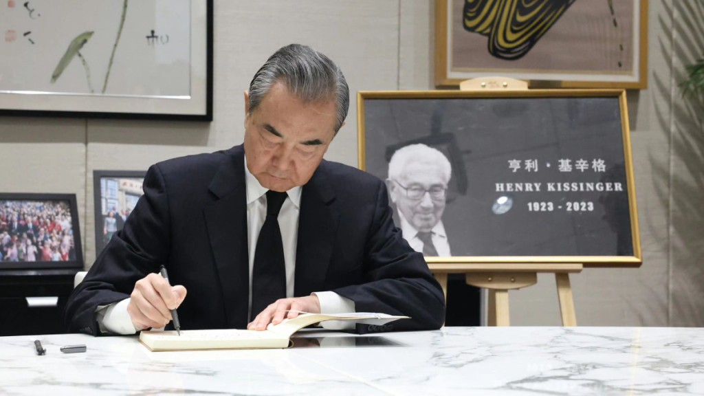 王毅到美國駐華使館吊唁基辛格逝世。（圖‧美國駐華大使館）