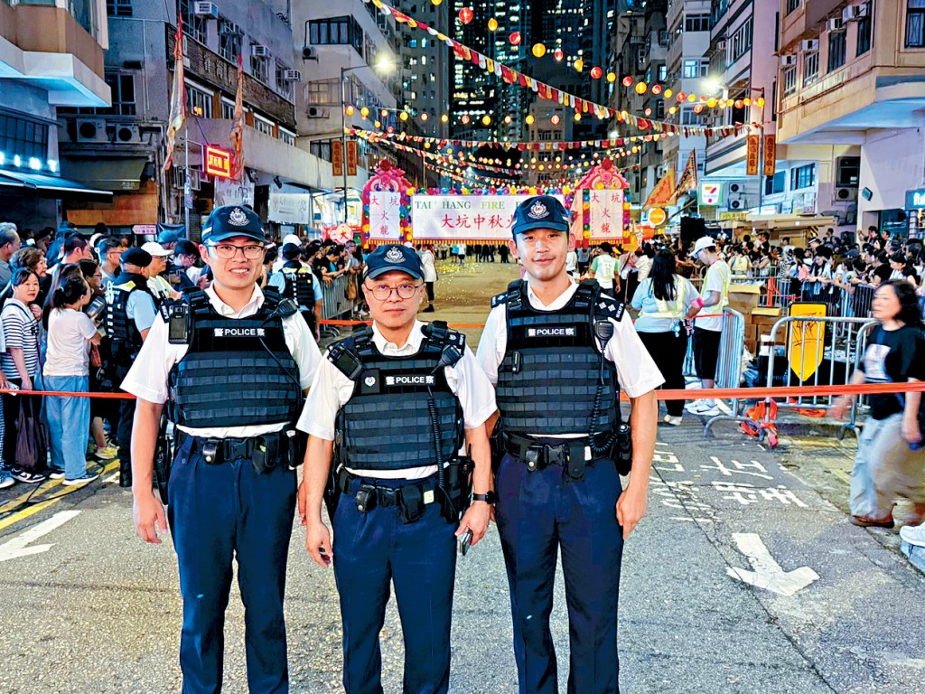 正職為老師的王家俊(右)於公餘時間披上警服，以輔警身份服務市民。