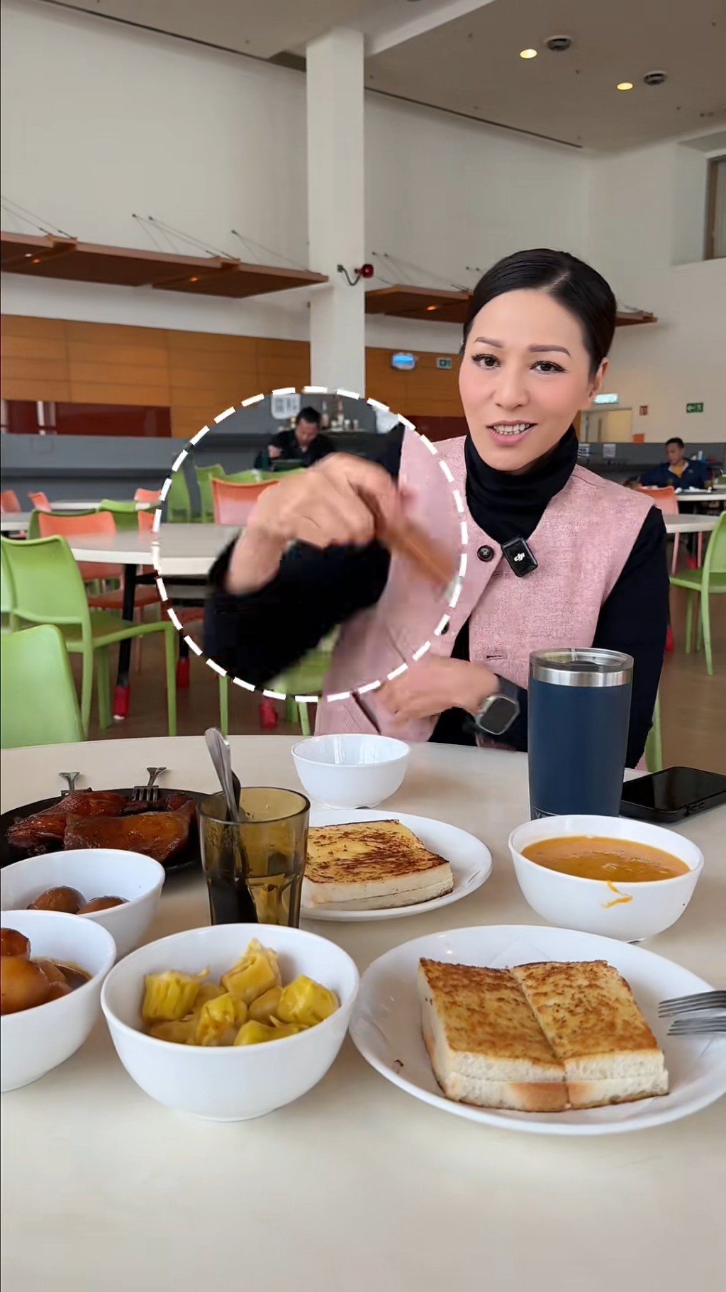 滕麗名開餐前更拎出私伙辣椒粉調味,覺得比較健康。 滕麗名開餐前更拎出私伙辣椒粉調味,覺得比較健康。
