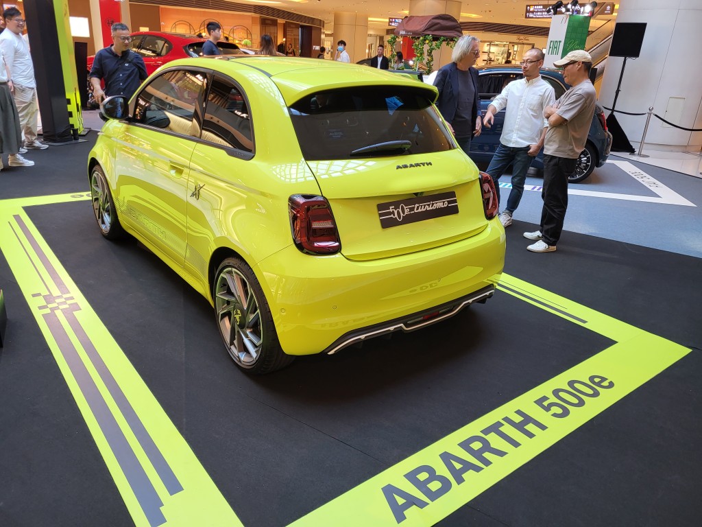 意大利电动车Abarth 500e香港版为最顶级Turismo型号，原车配有LED头灯、18寸軨、车身扰流组合