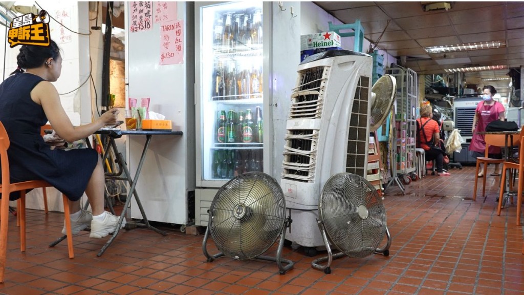 商場內不少店家為降溫,放置吹風機。 商場內不少店家為降溫,放置吹風機。
