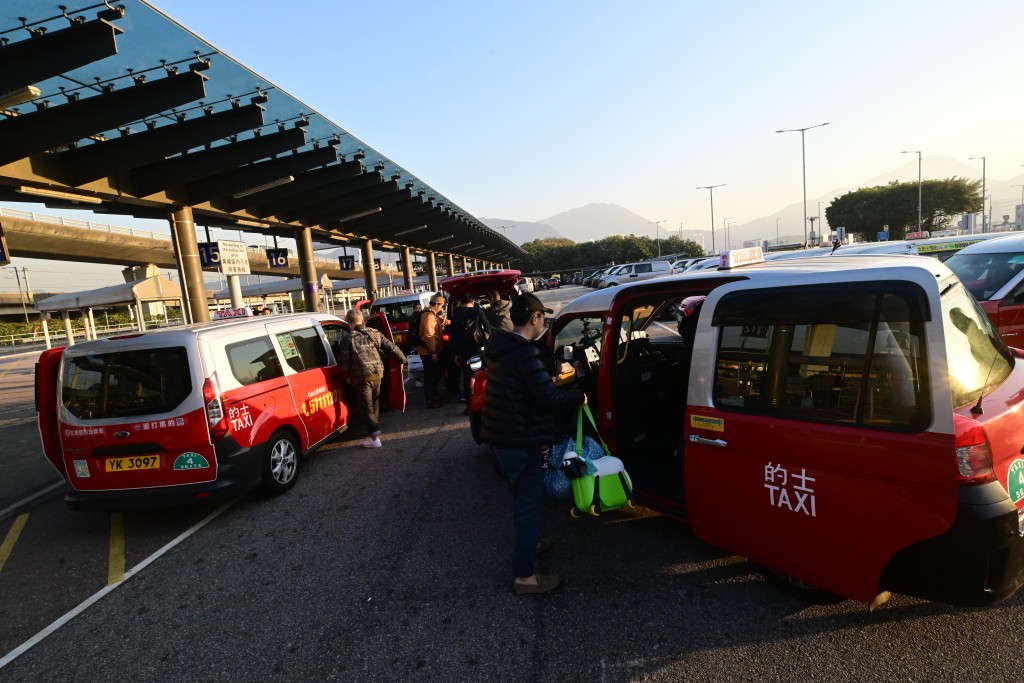 政府將為的士車隊在機場提供專用停車位。資料圖片