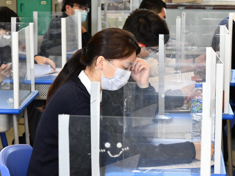 課室的學生桌用透明膠板分隔學生。