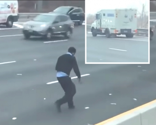 民眾搶解款車跌出來的現金。網上圖片