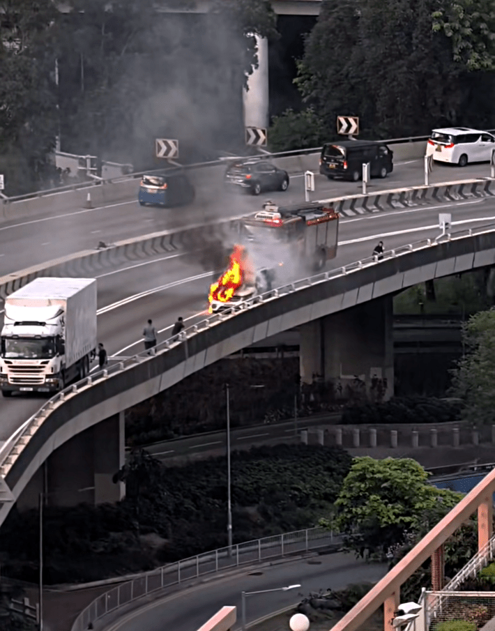 私家車陷入火海。fb：屯門公路塞車關注組
