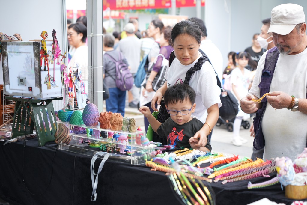 市民在国庆市集上选购特色商品。