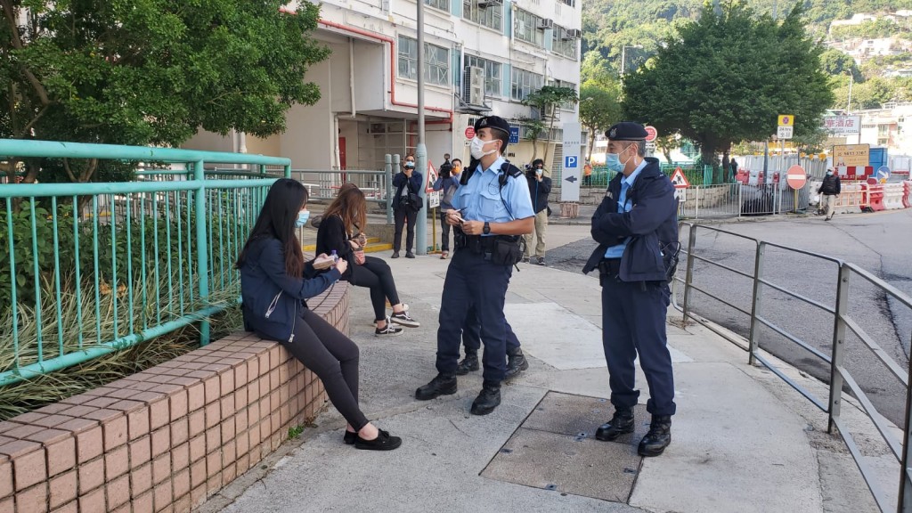 警員截查學生。