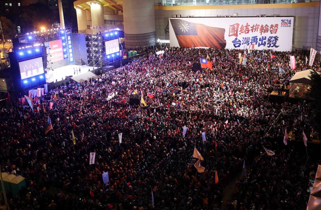 國民黨候選人侯友宜、趙少康選前之夜12日在板橋第一運動場前廣場舉行，擠滿人潮。 中時