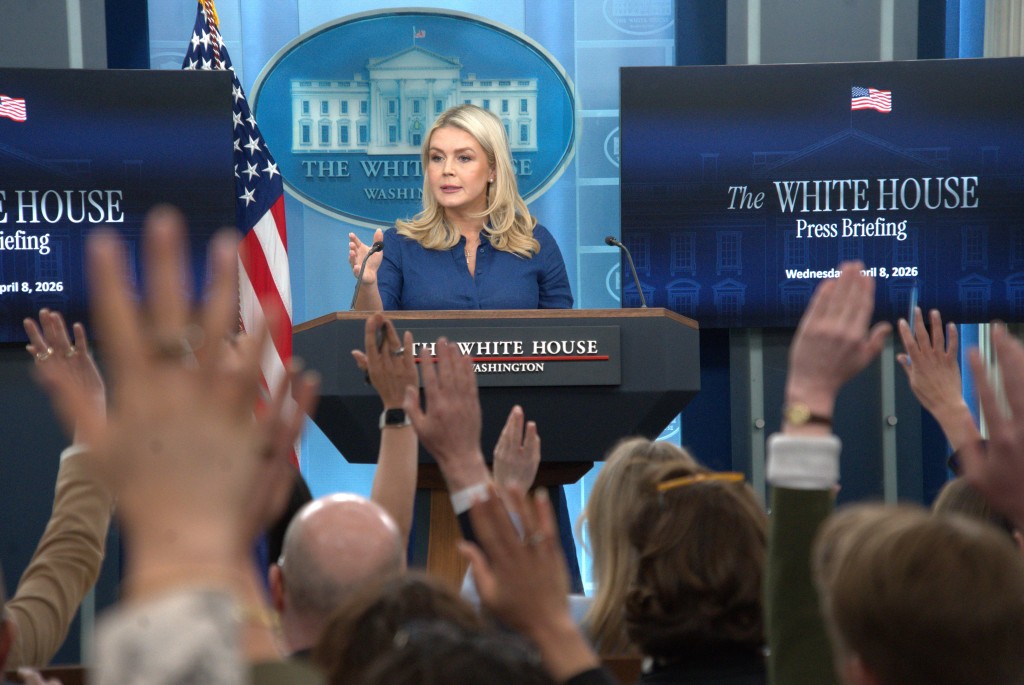 美国白宫发言人莱维特宣布，美国和伊朗将于当地时间11日上午在巴基斯坦首都伊斯兰堡举行首轮会谈。  新华社