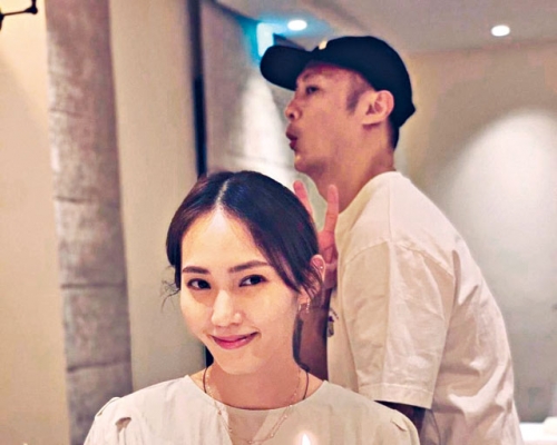 乐仔在老婆身后鬼马摄镜。