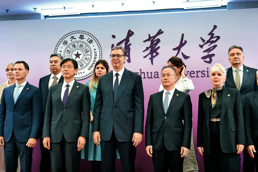 武契奇到訪清華大學並演講。