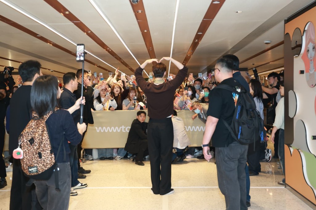 李鍾碩到場，支持者即尖叫。