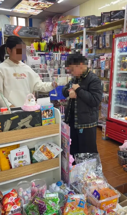 江西12岁女童租文具店创业，大小事都亲力亲为。