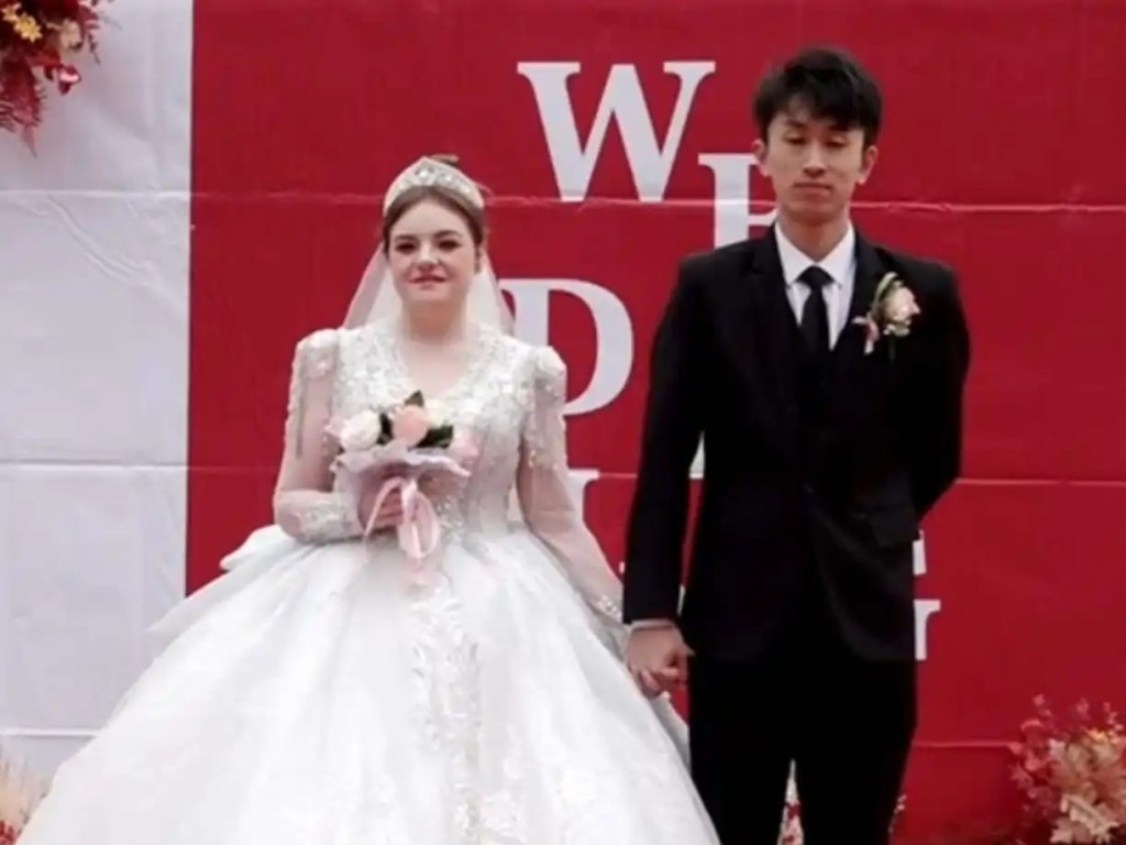 外賣騎手劉浩邂逅美籍女教師,僅戀愛5個月就閃婚。 外賣騎手劉浩邂逅美籍女教師,僅戀愛5個月就閃婚。