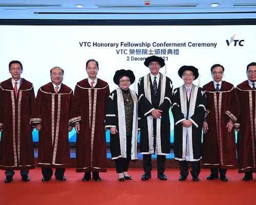 職業訓練局(VTC)頒授榮譽院士榮銜予業界人士。各榮譽院士與發展局局長黃偉綸合照。(左起)謝鴻強、郭海生、蔣東強、VTC執行幹事尤曾家麗、發展局局長黃偉綸、VTC主席戴澤棠、林健榮、史立德。