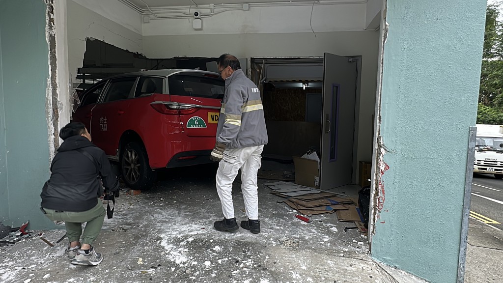 的士直衝入校園後門。劉漢權攝 的士直衝入校園後門。劉漢權攝