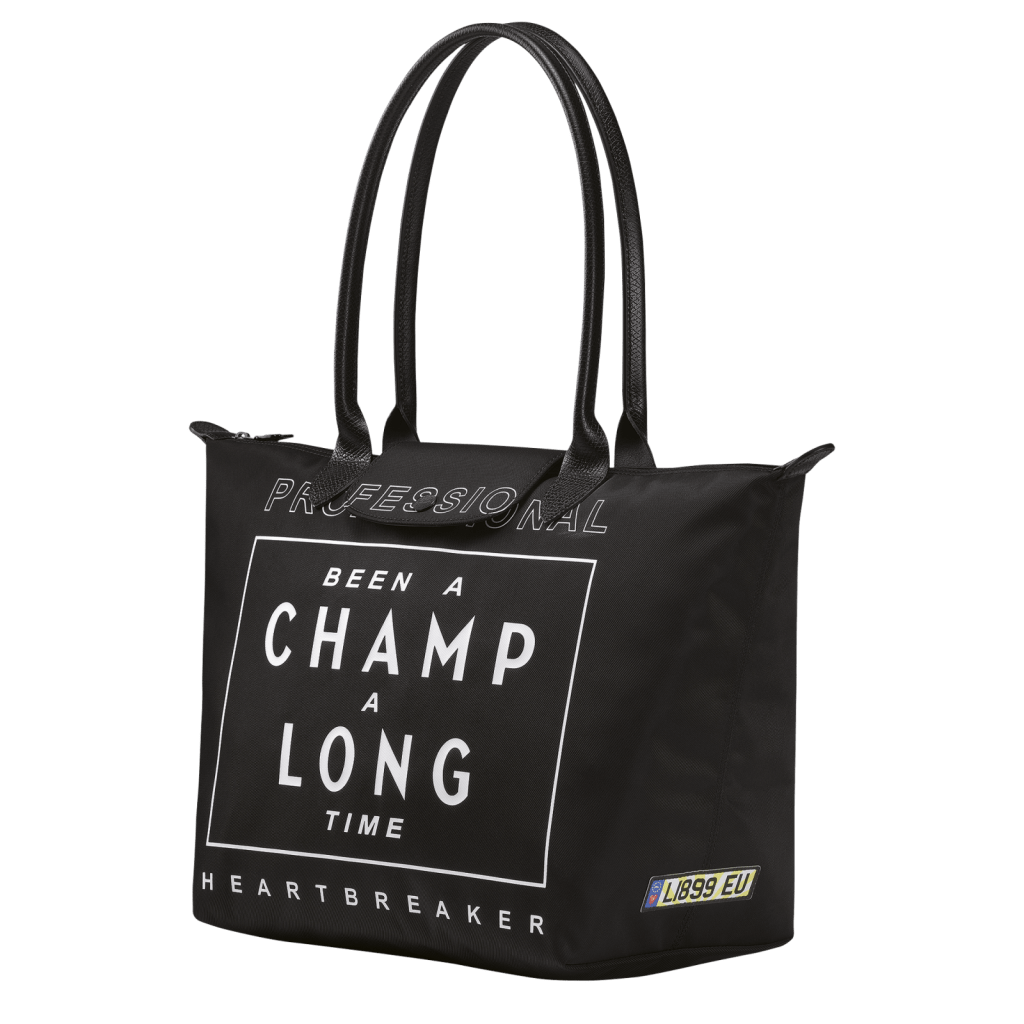 黑色Le Pliage Shoulder Bag/$1,950，袋側飾以恍如車牌般標籤，顯示了產品編號及EU 字樣。