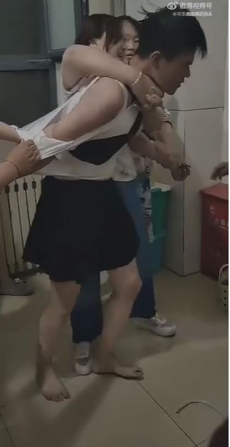 河北师范大学男生穿女装混入女浴室遭同学擒获 ，校方指已移交公安机关。  微博视频截图
