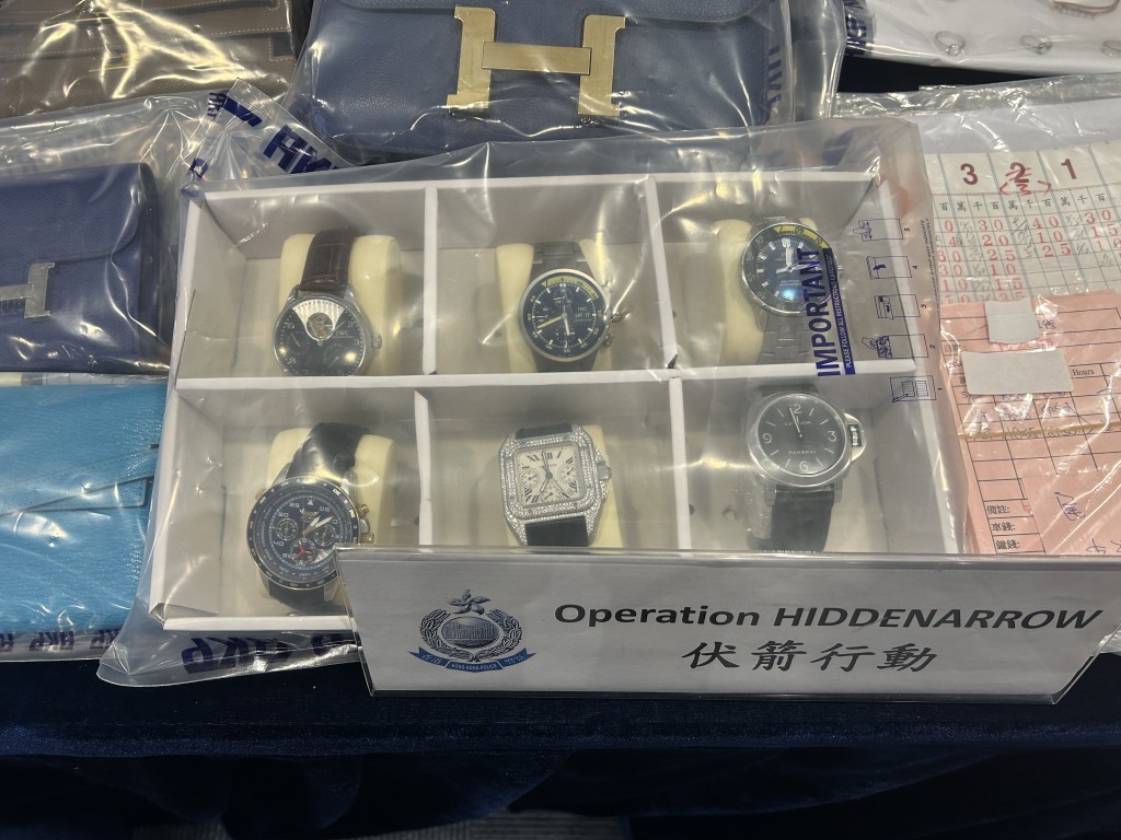 行動中檢獲犯罪得益如名貴手錶。林思明攝 行動中檢獲犯罪得益如名貴手錶。林思明攝